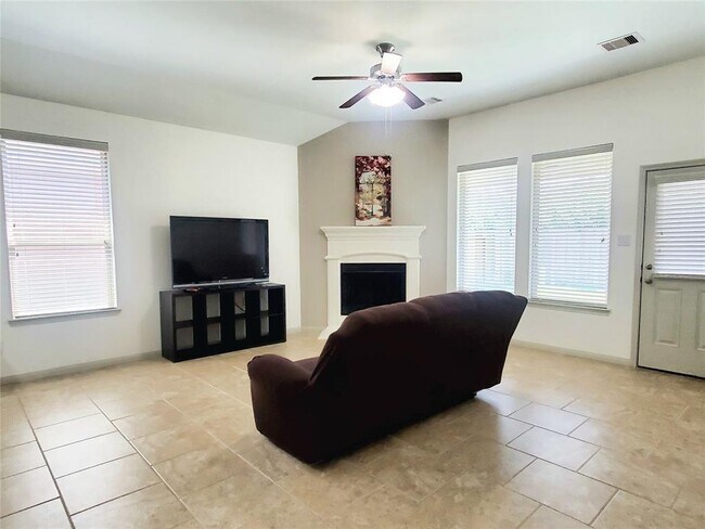Building Photo - 4515 Greenleaf Dr