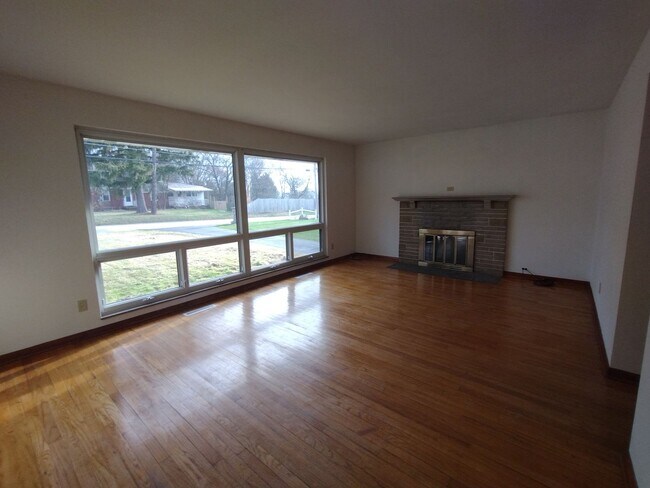 Building Photo - Pets Allowed - 3 Bedroom Spacious home Low...