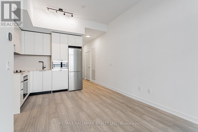 Building Photo - 1007 The Queensway