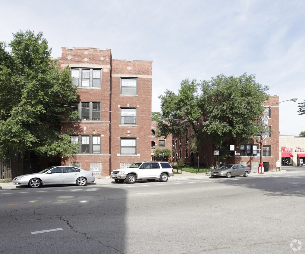 Building Photo - 2876-2900 N Clark St