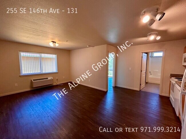 Building Photo - Top Floor 2 Bedroom!