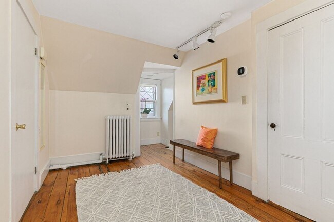 Building Photo - 74 Buckingham St