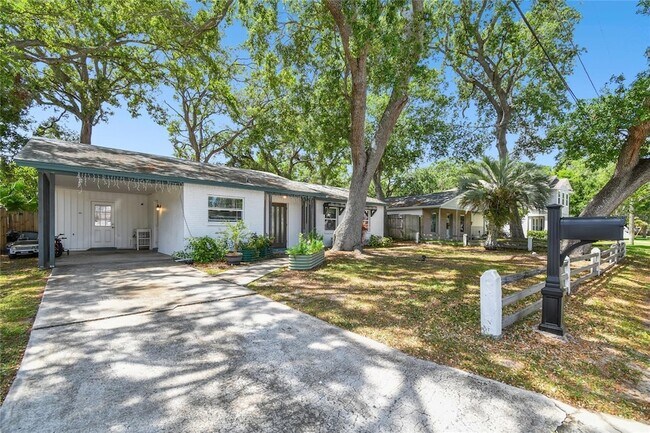 Foto del edificio - 3202 W Coachman Ave