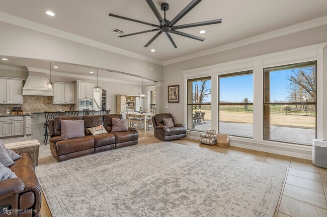 Foto del edificio - Beautiful 4 bedroom/4 Bathroom Home with a Peaceful Backyard