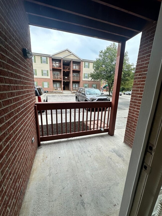 Building Photo - 1 Bedroom Available Collegiate Court  (SUB...
