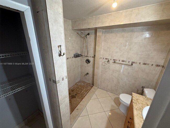 Foto del edificio - 1325 W 68th St