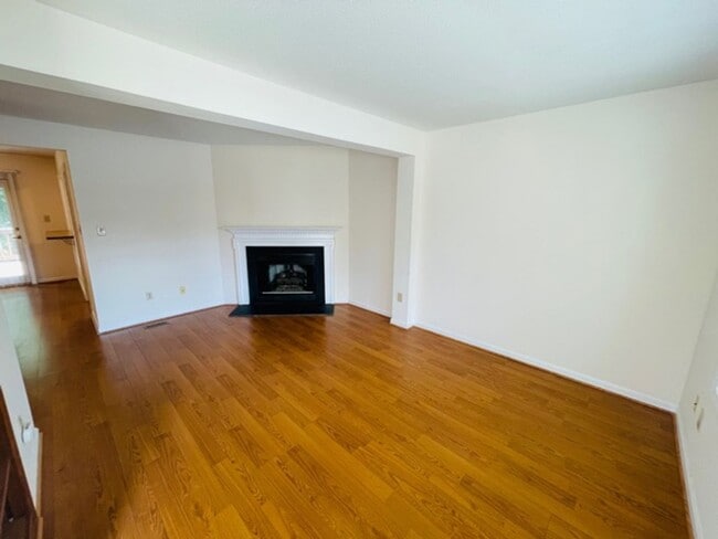 Building Photo - 2BR, 2.5BA with basement townhouse