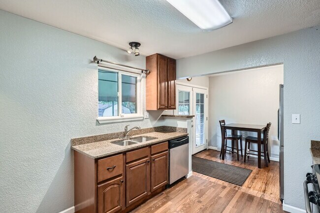 Foto del edificio - 921 Dakin St