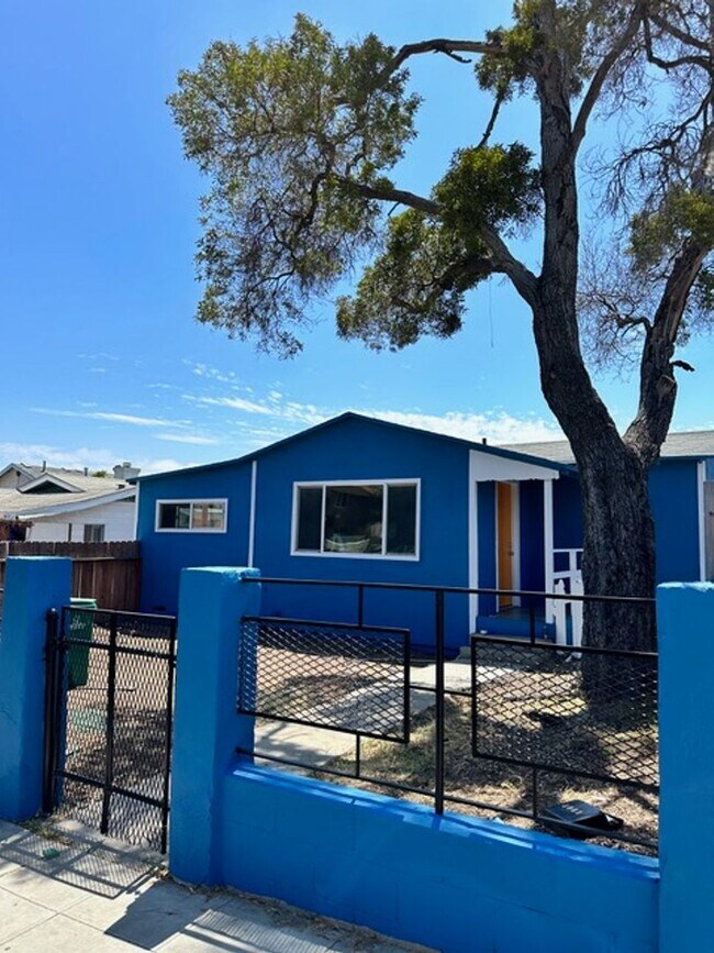 Foto del edificio - 4041-43 National Ave