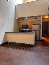 Building Photo - 212 W 7th St