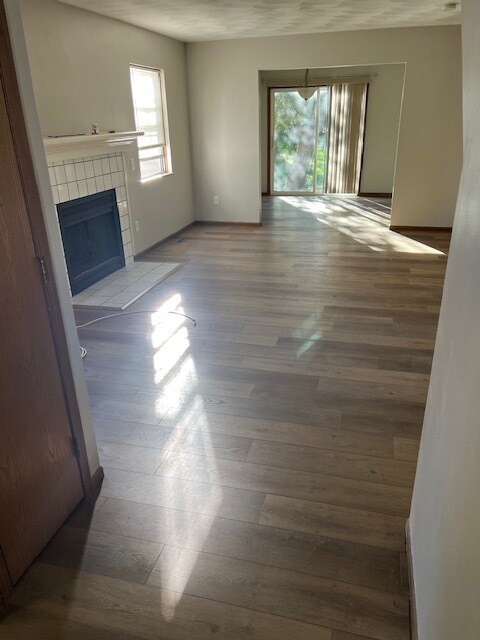 Sala de estar con nuevos pisos LVP - 7403 Mapleleaf Blvd