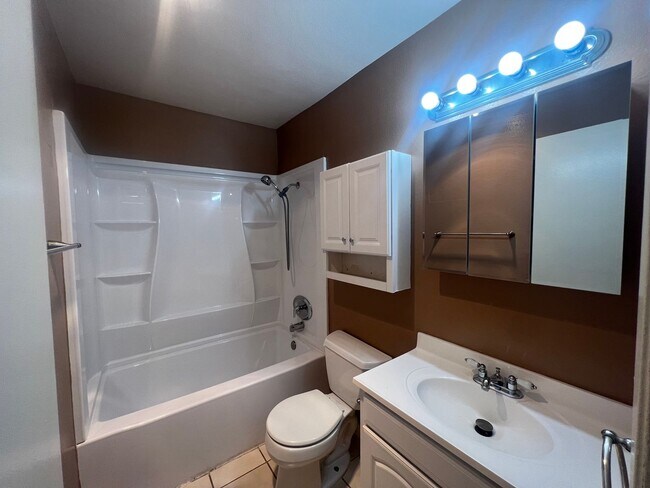 Building Photo - ***$300 Move-in Special*** One Bedroom Con...