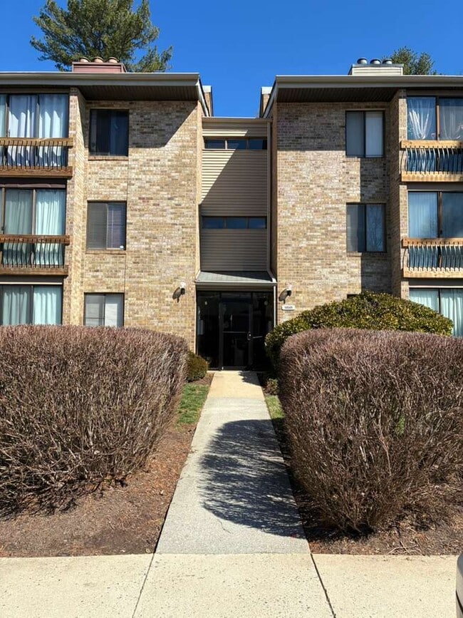 Building Photo - 10549 Twin Rivers Rd