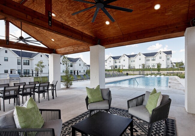 Asientos junto a la piscina - Emerson at Wells Branch