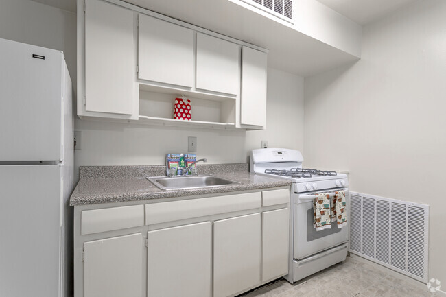 1 BR, 1 BA - 665 SF - Chestnut Hill Apartments