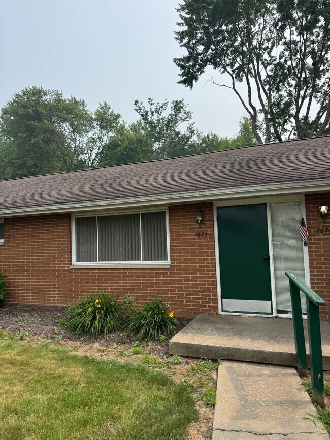 Building Photo - 1672 Rosemont Rd
