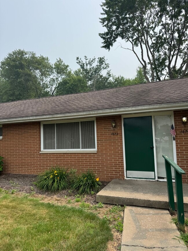 Building Photo - 1672 Rosemont Rd