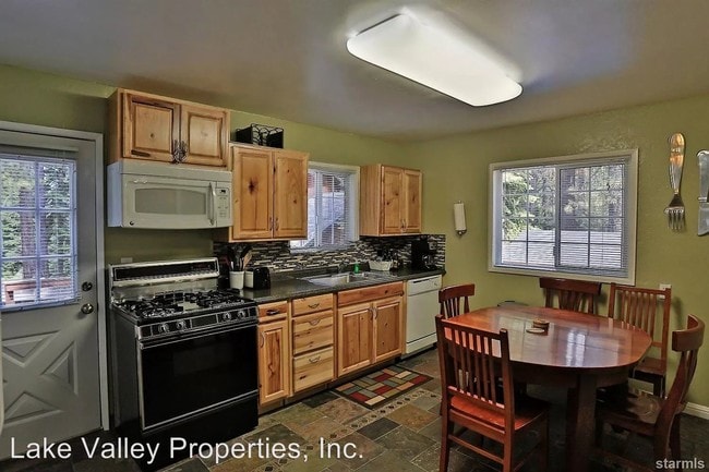 Building Photo - 3 br, 1 bath House - 1523 Plumas Circle