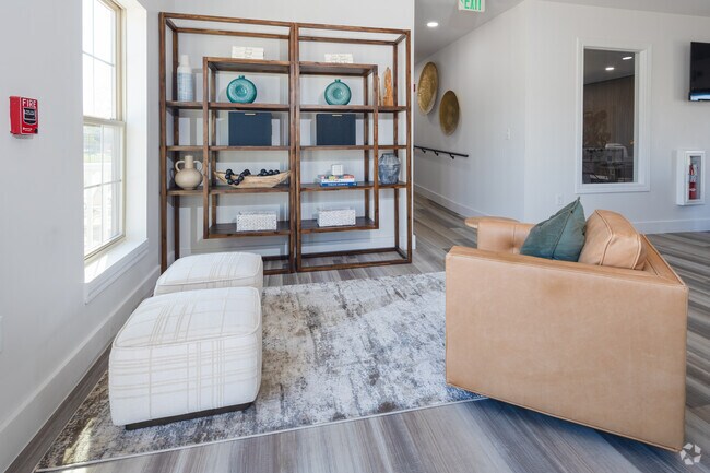 Building Photo - Evergreen