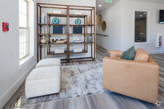 Building Photo - Evergreen