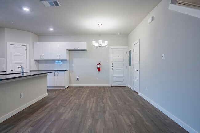 Building Photo - AVAILABLE NOW! GORGEOUS 2 BEDROOM FOUR PLE...