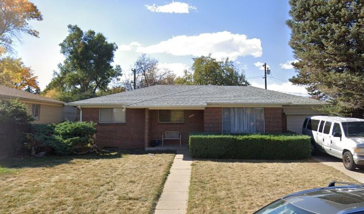 Foto principal - 4 Bedroom Ranch House - Prime Location Min...