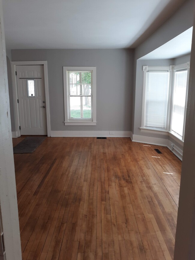 Building Photo - 420 7th St S