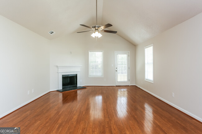 Foto del edificio - 6802 Browns Mill Walk