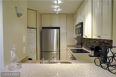 Kitchen with Eat Bar - 900 N Stafford St