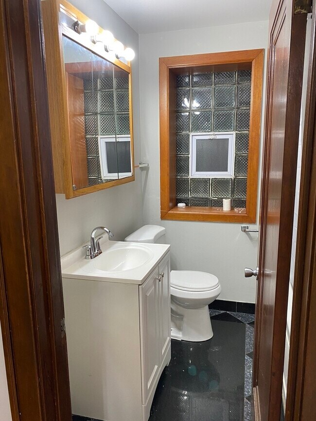 Foto del edificio - 7912 Karlov Ave