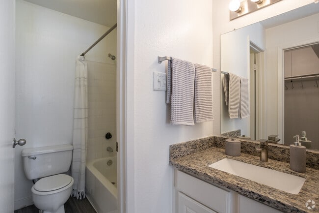 2BR, 2BA - 930SF - 7100 Almeda Apartments