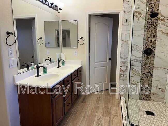 Foto del edificio - 1383 E Kingman Pl