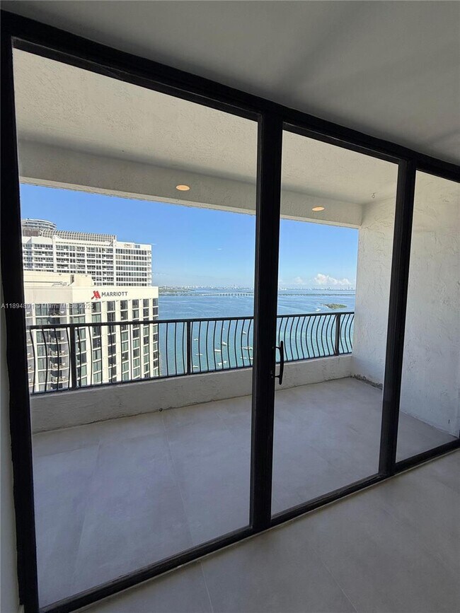 Foto del edificio - 555 NE 15th St