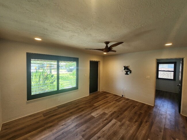 Building Photo - 906 2nd Ave E