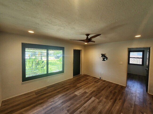 Building Photo - Charming 2 Bed 1 1/2 Bath Beachside Home