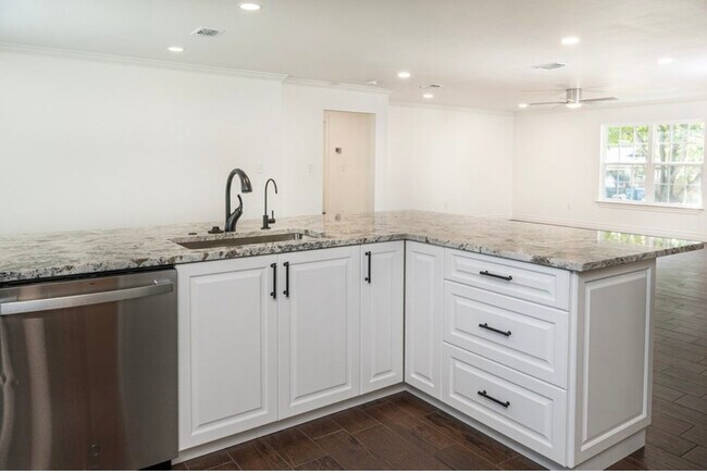 Building Photo - 622 Florence St