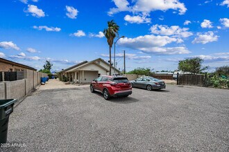 Building Photo - 2901 E Campo Bello Dr