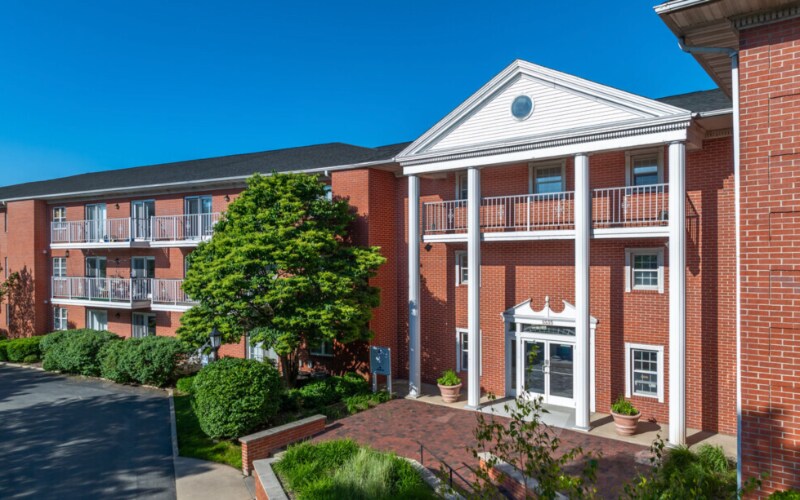 Primary Photo - 1335 Summit Ave