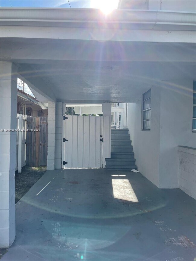 Foto del edificio - 736 NW 22nd Ct
