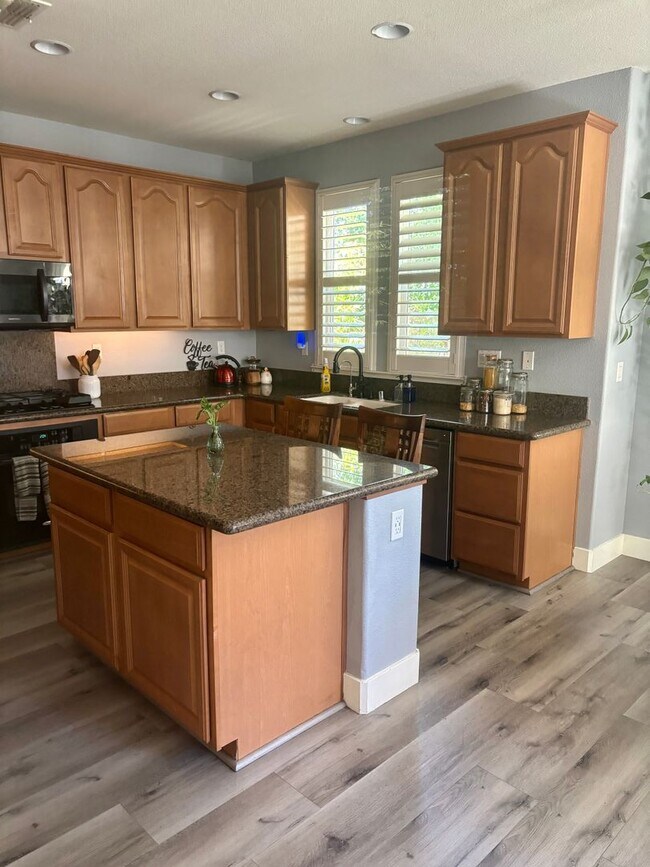 Foto del edificio - Cute As A Bug 3/2 Natomas Home!  (Please see attached info for viewings!