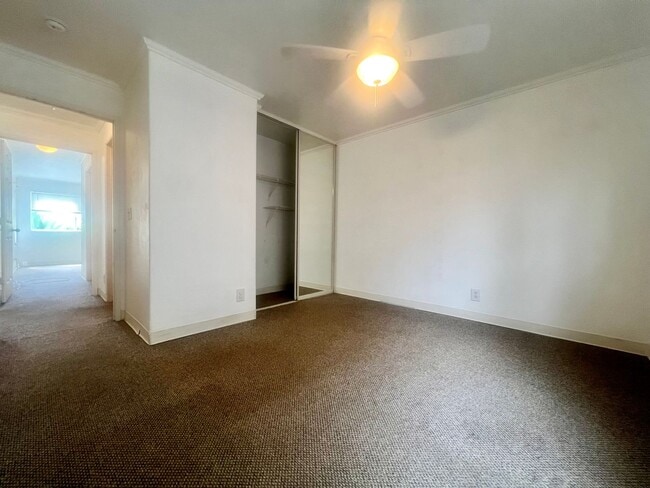 Building Photo - 2 Bedroom 1.5 Bathroom unfurnished bottom floor Condo