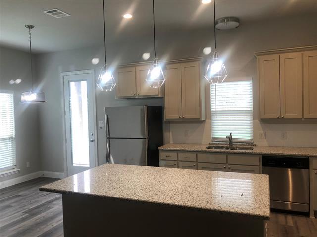 Building Photo - 5001 Villas Dr