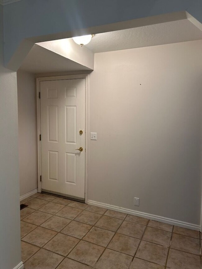 Building Photo - 3 Bedroom / 2 Bathroom in Swiss Oaks, Midway!