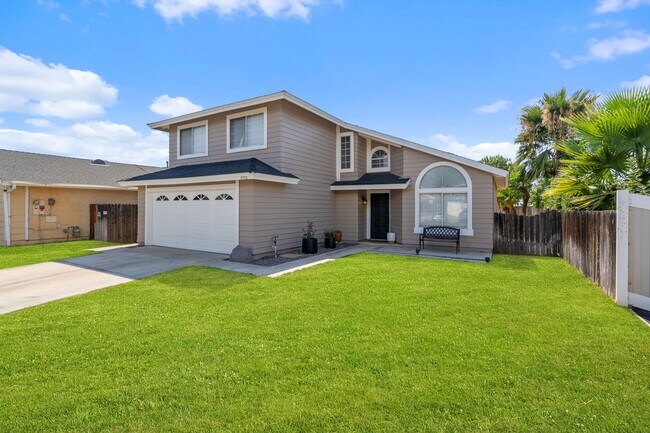 Foto del edificio - 4BD/ 2.5BA - Village Lakes Home *MOVE-IN S...