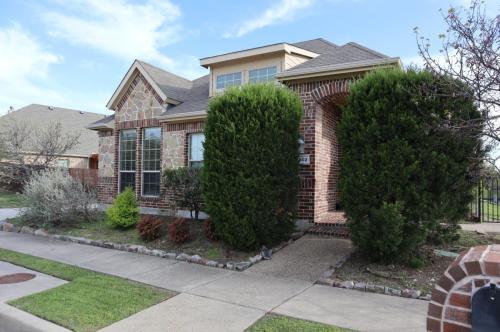 Building Photo - 1802 Sanderlain Ln