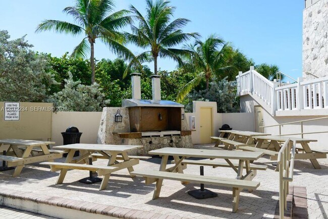 Foto del edificio - 1121 Crandon Blvd