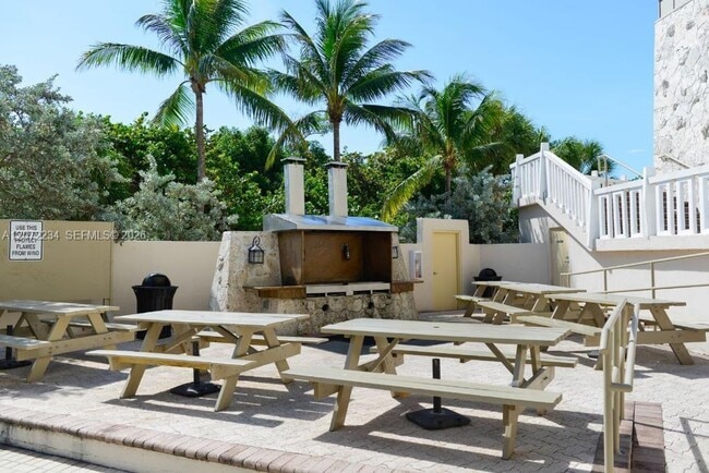 Building Photo - 1121 Crandon Blvd
