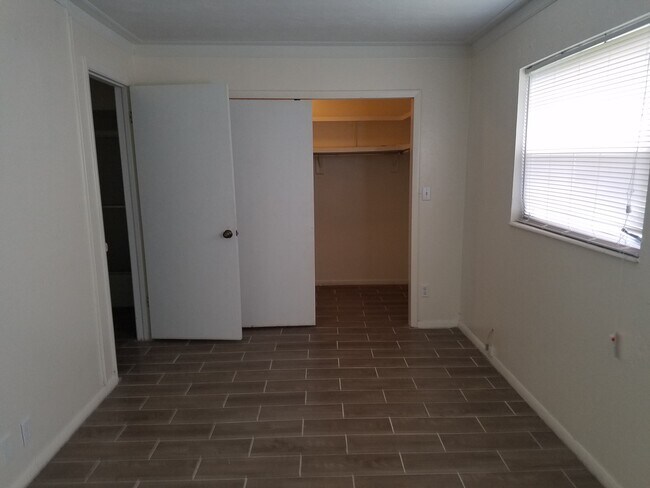 bedroom - 1293 Old Bridge Rd