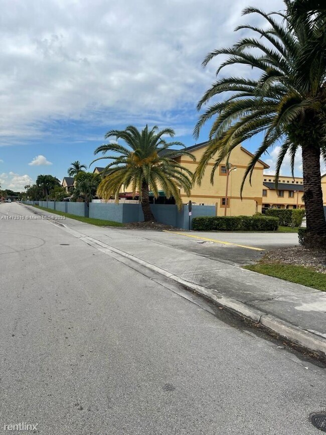Building Photo - 3 br, 2.5 bath House - 11795 SW 18th St # ...