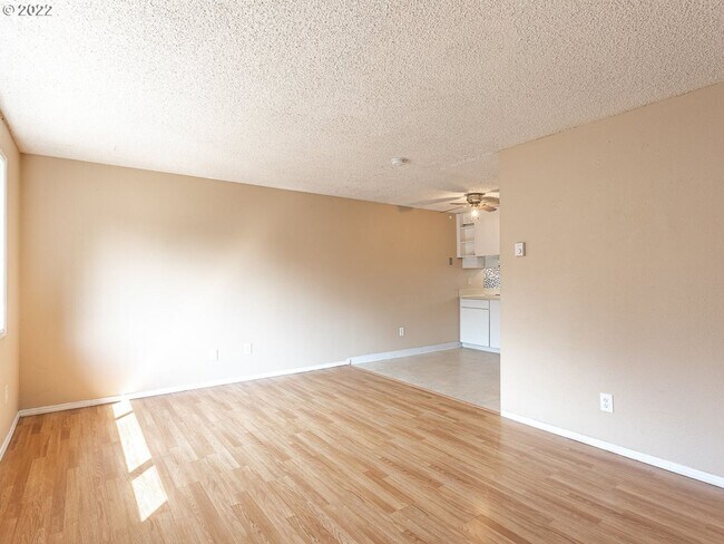 Building Photo - Bright Interior with Generous Bedroom Space – Includes Washer and Dryer